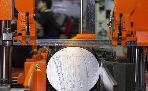 潮安立式金属带锯床切削出现跑带故障解决方法！